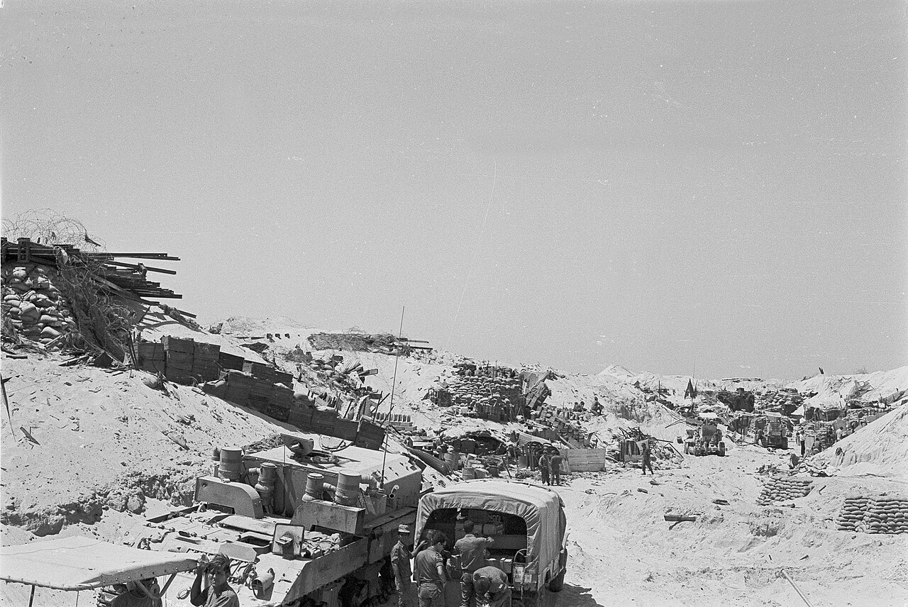 أحد مواقع خط بارليف على الضفة الشرقية لقناة السويس أثناء إنشائه فى نوفمبر 1970، وهى التحصينات التى سعت المخابرات الحربية المصرية لرصد تفاصيلها قبل الحرب
