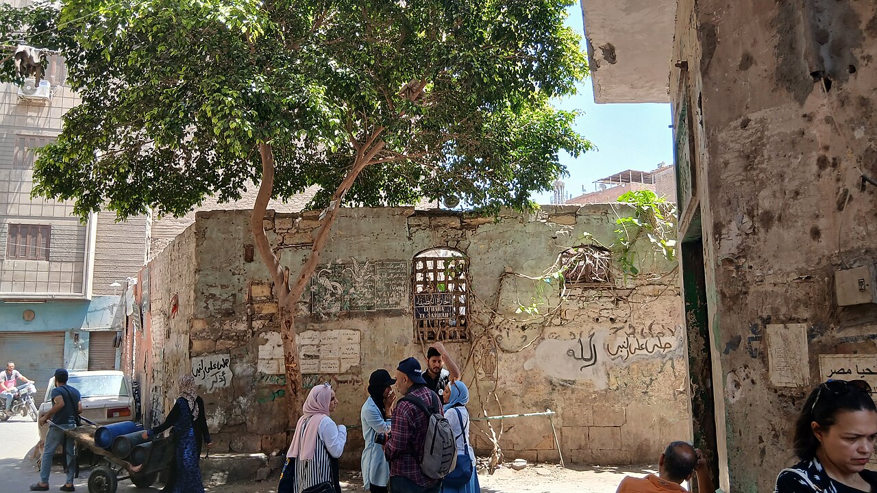 مشهد من حى الدرب الأحمر بالقاهرة القديمة، المنطقة التى تذكر المصادر أن محمد نسيم وُلد ونشأ فيها (صورة حديثة)