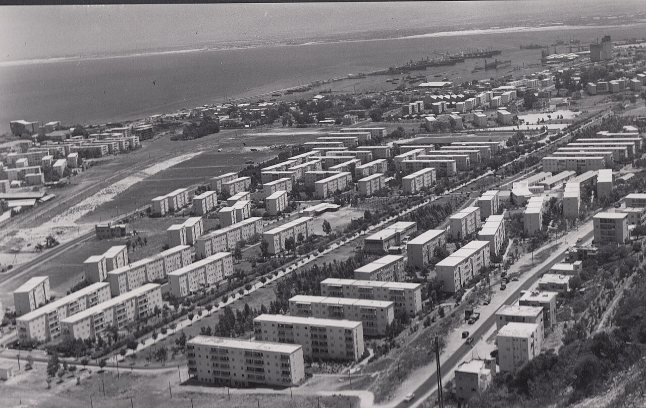 حيفا وخليجها كما بدت من جبل الكرمل نحو عام 1960، المدينة التى وُلد فيها عبد الرحيم قرمان (صورة أرشيفية)