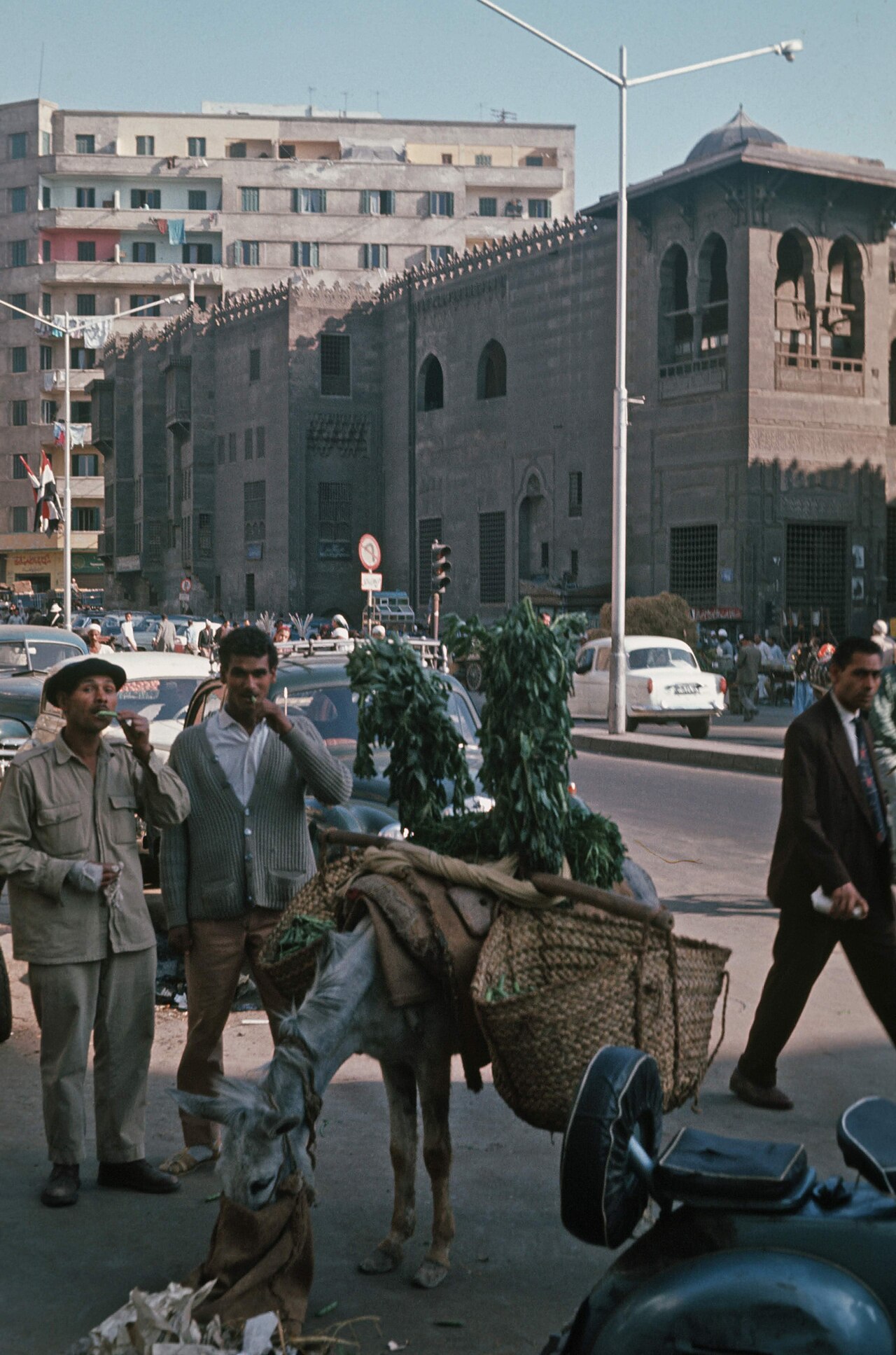 مشهد من أحد شوارع القاهرة فى مارس 1965، صورة أرشيفية تعكس أجواء المدينة فى تلك الحقبة